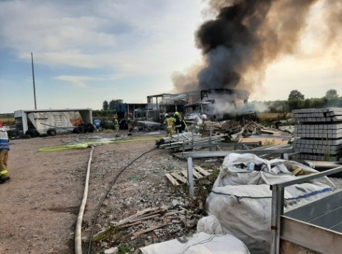 Znana jest przyczyna pożaru w Baranowie Sandomierskim. Spłonęły trzy ciężarówki, trzy kolejne samochody zostały uszkodzone (ZDJĘCIA)