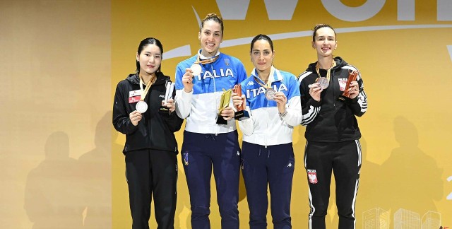 Martyna Swatowska-Wenglarczyk (z prawej) na podium Pucharu Świata.