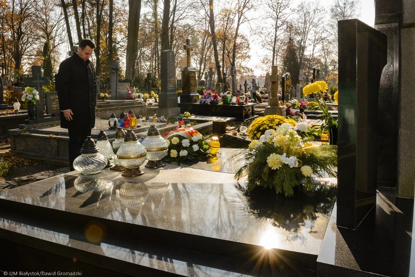 Magistrat złożył kwiaty na grobach zasłużonych białostoczan (zdjęcia)