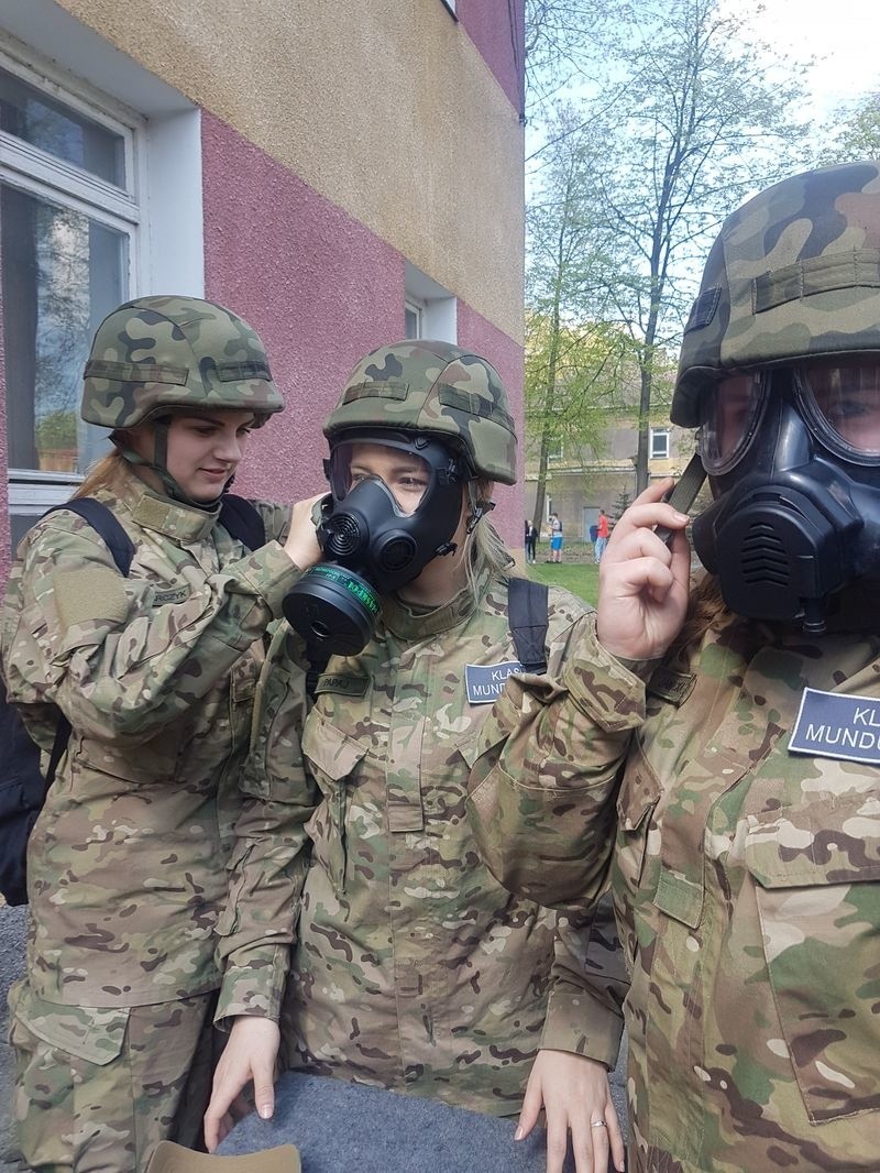 Młodzież ucząca się w klasach mundurowych ZS nr1 w Opatowie...