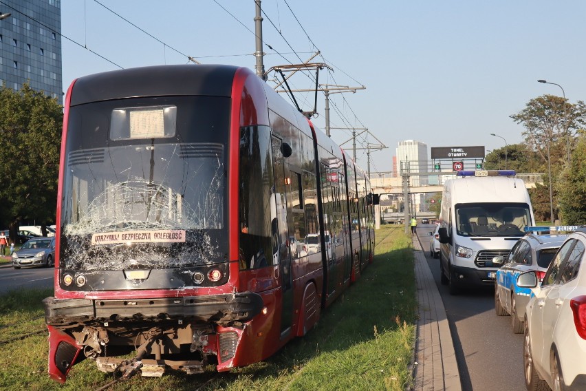 Zderzenie dwóch tramwajów na al. Mickiewicza. 25 osób poszkodowanych ZDJĘCIA