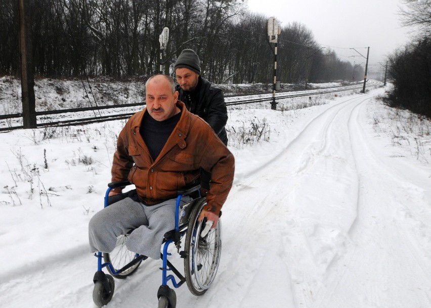 Do najbliższego sklepu w Polednie (gm. Bukowiec) pan Adam ma...