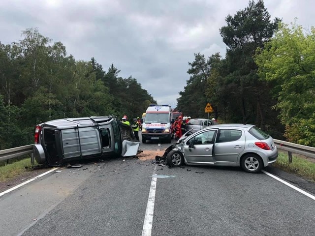 W niedzielę (08.09) w Przyłubiu na drodze krajowej nr 10 doszło do tragicznego w skutkach zdarzenia drogowego. W wyniku zderzenia czterech pojazdów jedna osoba zginęła, a osiem zostało rannych. O zdarzeniu informowaliśmy także tutaj: Cztery auta zderzyły się na DK 10. Jedna osoba nie żyjeZobacz także: Mistrzowie parkowania w Toruniu i regionie. Zebraliśmy wszystkie zdjęcia od Was! [GALERIA]