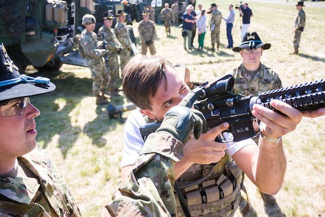 Żołnierze 2. Pułku Kawalerii Armii USA na bydgoskim lotnisku prezentowali swoje uzbrojenie.