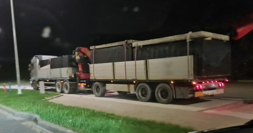 Przeładowany transport betonowych szamb zatrzymany na A4...