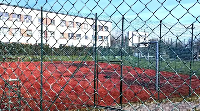 Orlik przy Powiatowym Zespole nr 2 Szkół Ogólnokształcących Mistrzostwa Sportowego i Technicznych w Oświęcimiu wymaga remontu