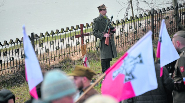 Pod koniec uroczystości jej uczestnicy przeszli na skraj cmentarza Kielce-Piaski, gdzie od strony zalewu jest rejon kwater zwanych popularnie "Łączką&#8221; - tam pochowano Żołnierzy Wyklętych.