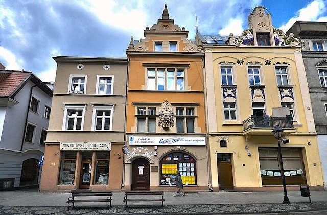 Decyzje nakazujące przeprowadzenie remontu w pierwszej kolejności wydano właścicielom kamienic przy ulicy Długiej. Dotyczyły one głównie odnowienia elewacji. Na zdjęciu wyremontowane budynki  na Długiej 13-17. 