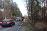 Groźny wypadek na drodze krajowej 48 w Maciejowicach w gminie Głowaczów. Osobówka uderzyła w drzewo, są ranni