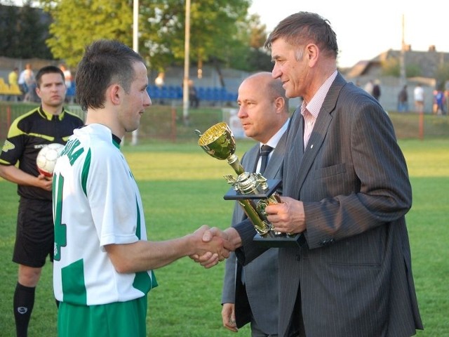 Wisloka Debica (zielono-biale stroje) wygrala final Okregowego PP na szczeblu podokregu Rzeszów/Debica z Limblachem Zaczernie 1-0.