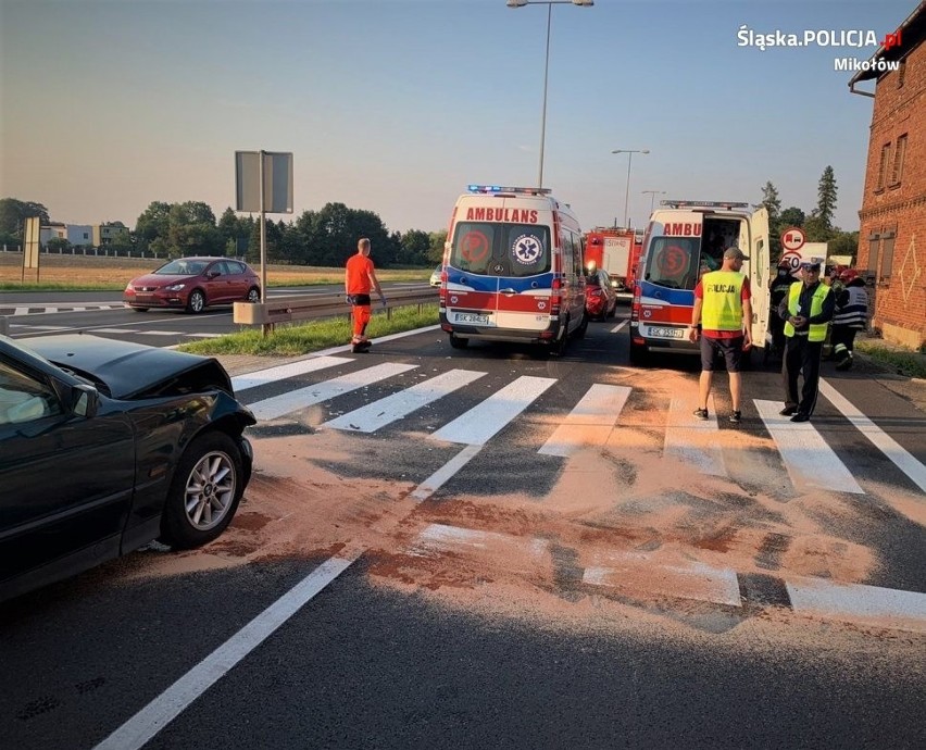 Wypadek na DK81 w Mikołowie; samochód uderzył w matkę z...