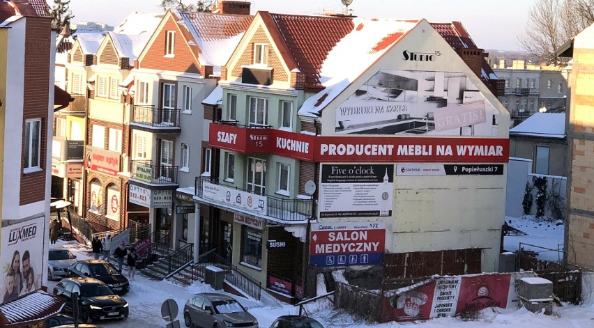 Część reklam już znikła z budynków w centrum Chełma.