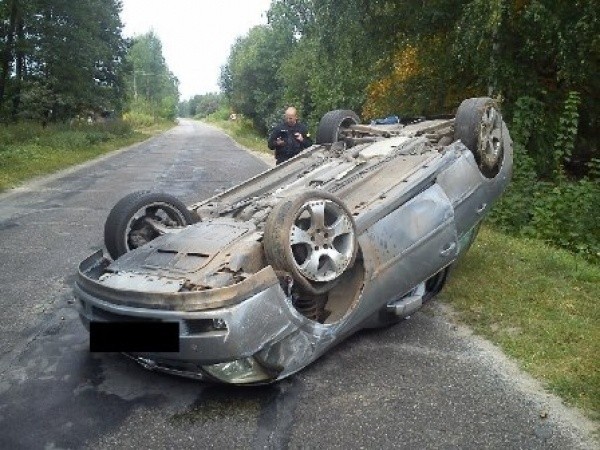 Sumin. Pojazd na dachu sunął się około 50 metrów po szosie. To szczęście, że nikt w tym czasie nie jechał z przeciwka.