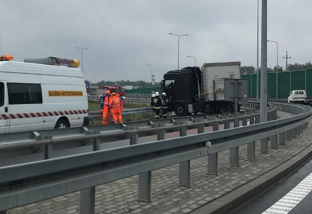 W Żorach, na zjeździe z autostrady A1 w kierunku na Czechy doszło do zdarzenia drogowego
