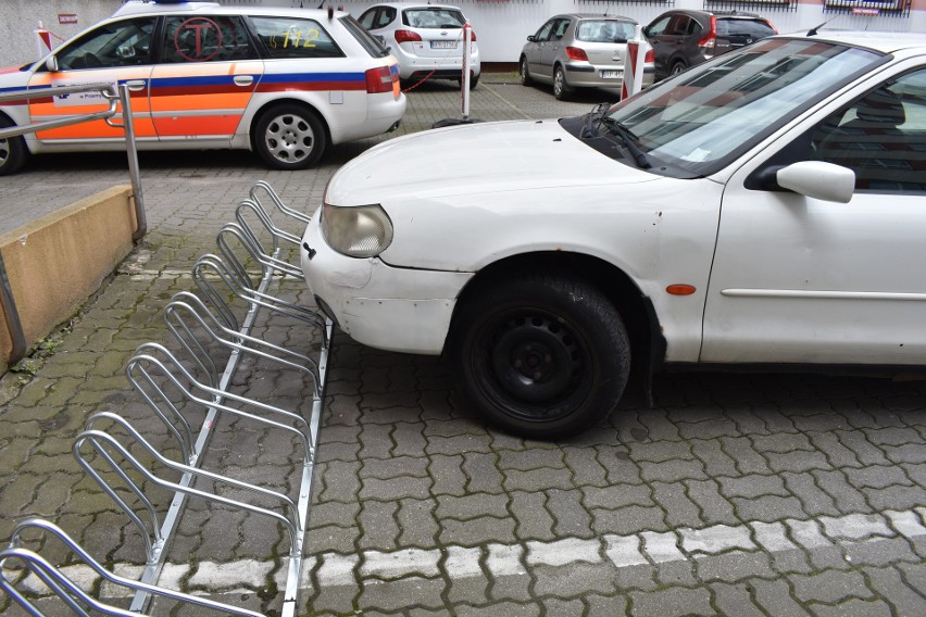 Przemyśl, parking przed szpitalem. Najwyraźniej kierowca...