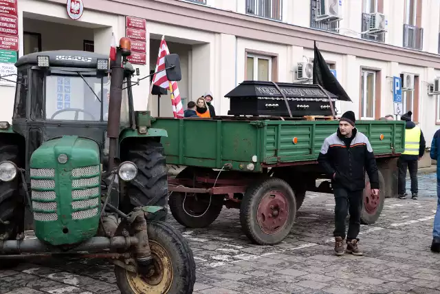 Protest rolników z powiatu grudziądzkiego. Kilkaset ciągników zjechało do Grudziądza gdzie blokowane są ronda.