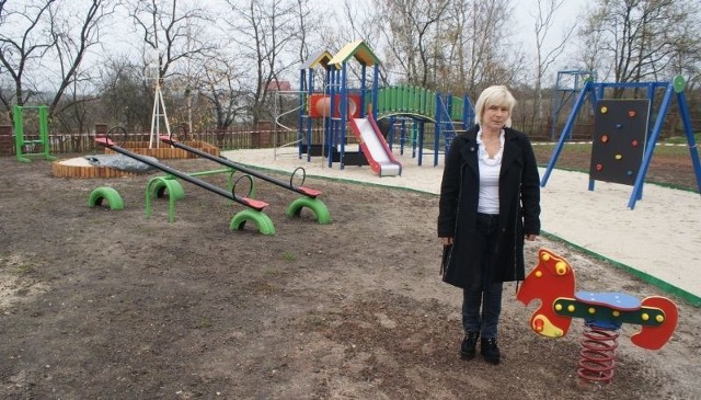 Dyrektor Szkoły Podstawowej w Kowali Małgorzata Markiewicz jest pewna, że nowy plac zabaw na pewno spodoba się jej podopiecznym.