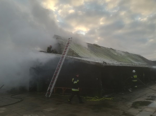 Ogień trawił budynek o powierzchni ok. 800 mkw.