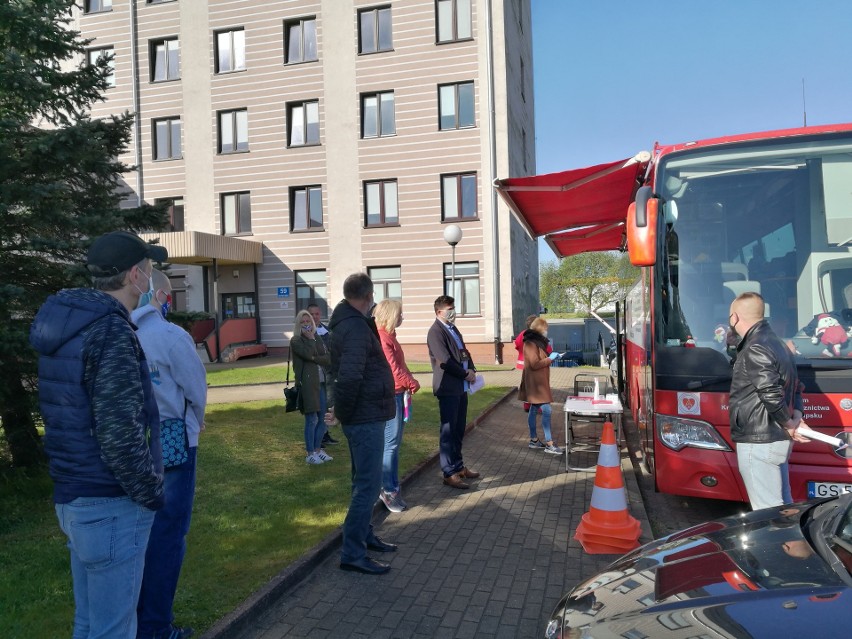 Honorowi dawcy wrócili do oddawania krwi. Akcja przed Urzędem Skarbowym w Słupsku 