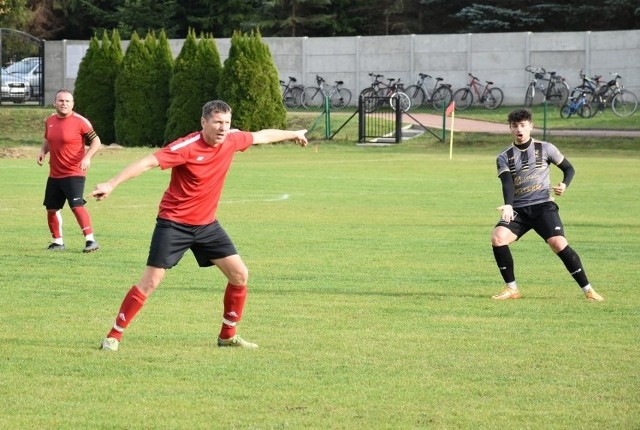 LKS Skołoszów (czerwone koszulki) przegrał sparing w Przeworsku.