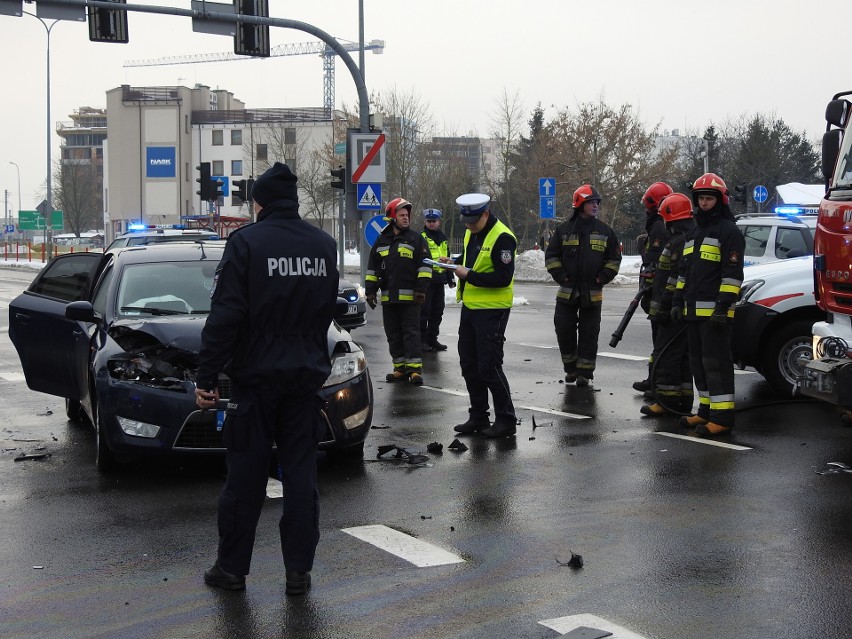 Wypadek karetki na ulicy Waszyngtona. W zdarzeniu drogowym udział brały trzy samochody [ZDJĘCIA, WIDEO]