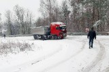 Ciężarówki utknęły pod Zawierciem na oblodzonych drogach. Przejazd zablokowany w Żerkowicach i Niegowonicach