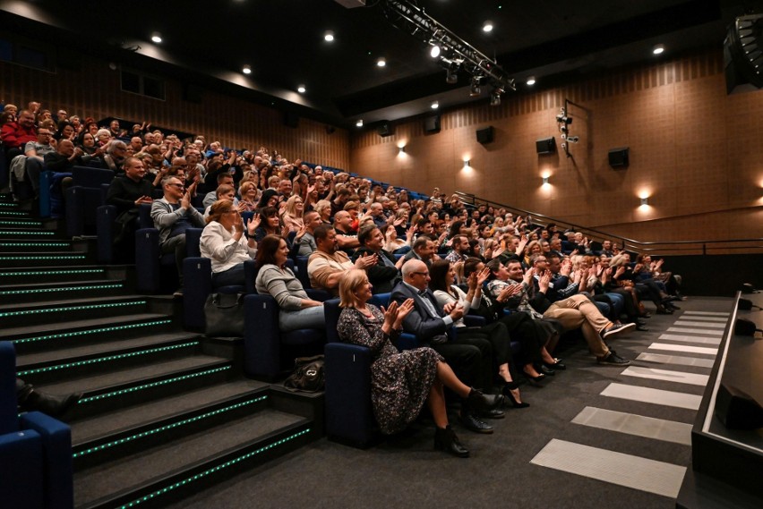 Świetny stand-up Mariusza Kałamagi i Jacka Nocha odbył się w Kozienickim domu Kultury. Zobacz zdjęcia