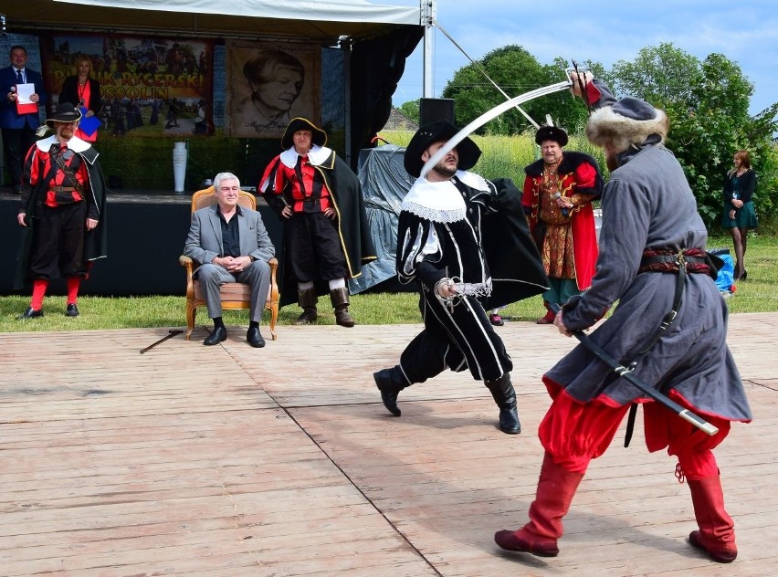 VI Piknik Rycerski w Ossolinie. Aktor Leszek Teleszyński z berłem