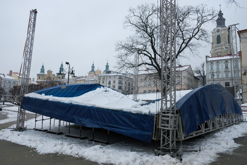 Scena na przemyskim rynku nie wytrzymała naporu mokrego...