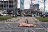 Płonące opony i martwe świnie na torach tramwajowych - tak wyglądał dzisiejszy protest rolników w Warszawie