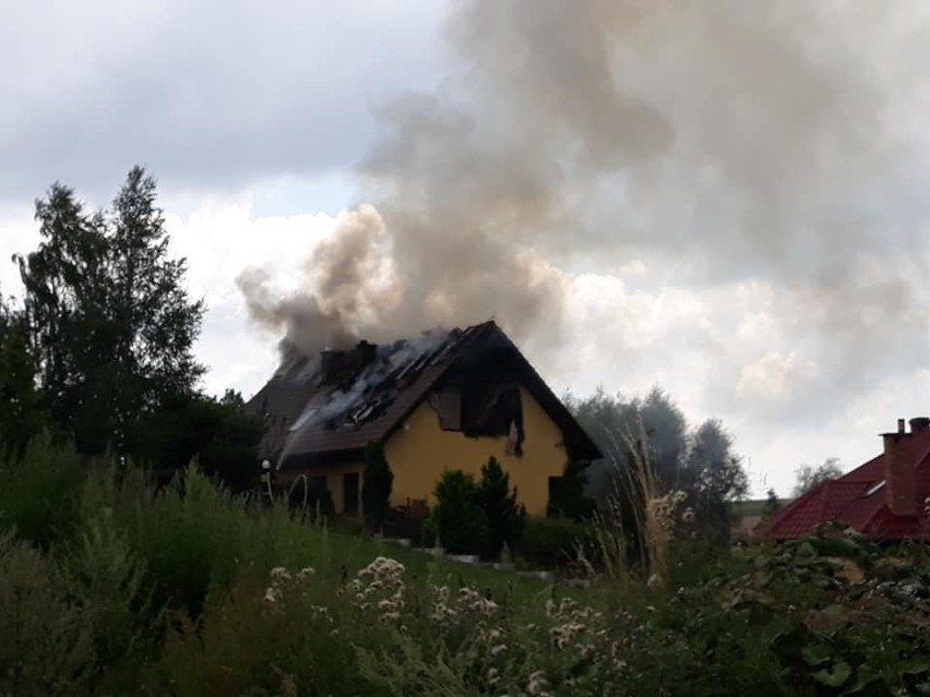 Pożar domu w Łuczycach. Spłonął dach i poddasze [ZDJĘCIA]