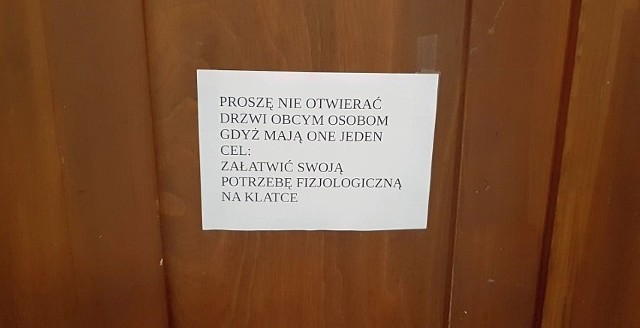 Ogłoszenia wiszące na klatkach schodowych to najprostszy sposób na komunikację między wszystkimi sąsiadami lub między mieszkańcami bloku a spółdzielnią mieszkaniową.Zdarza się jednak, że ogłoszenia takie przekraczają granicę dobrego smaku i absurdu... Czasem śmieszą, nierzadko załamują. Zobaczcie zbiór najdziwniejszych ogłoszeń zamieszczonych na klatkach schodowych.