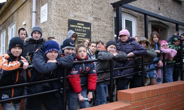 Dzieci przed siedzibą Caritasu w Lędowie. Tu będą miały zajęcia.