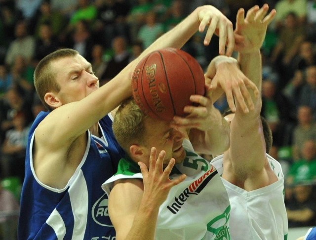 Łukasz Koszarek (w środku), kapitan Stelmetu Zielona Góra, w sobotę zaliczył tzw. double-double.