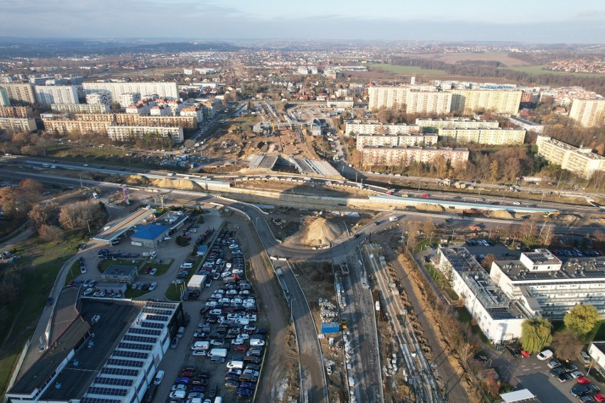 Kraków. Estakada nad Opolską zaczęła nabierać kształtów. Wielkie zmiany na budowie linii tramwajowej do Górki Narodowej