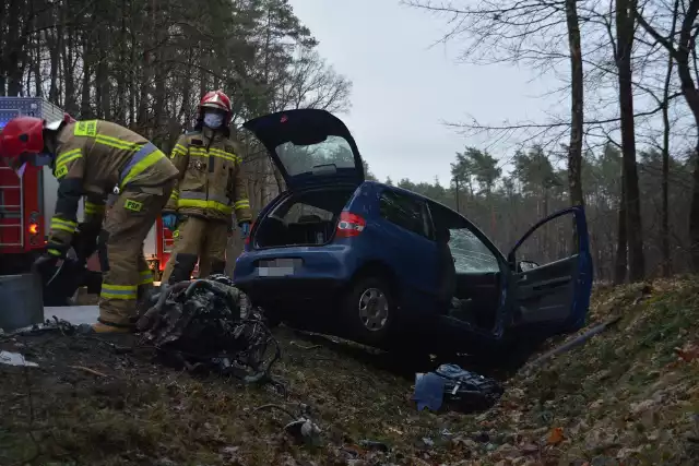 W Niechorzu zderzyły się samochody osobowe i ciężarowy. Ranna kobieta trafiła do szpitala