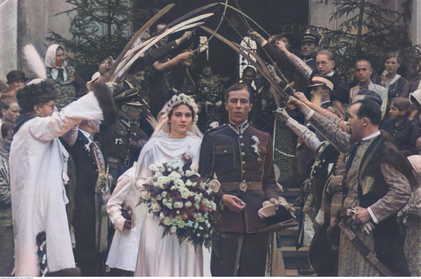 Para młoda opuszcza kościół po ceremonii zaślubin...