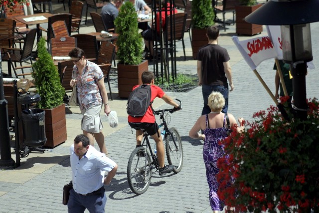 Część rowerzystów urządziła sobie na Krakowskim Przedmieściu tor wyścigowy