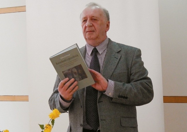 Prof. Edmund Nowak spotkał się z publicznością w opolskiej Bibliotece Caritas.