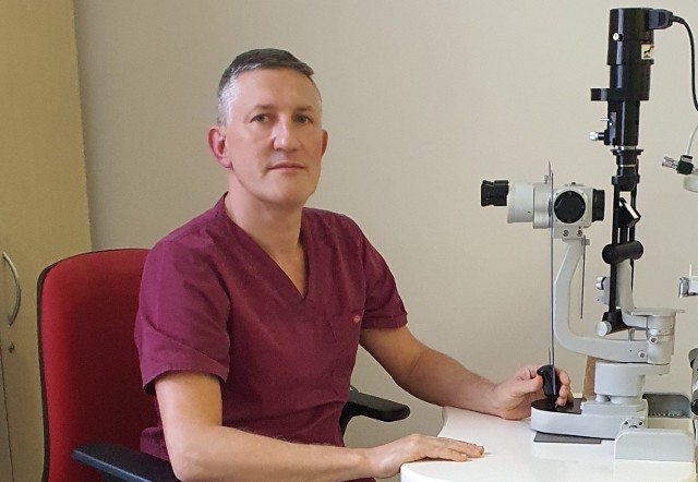 dr n. med. Paweł Szkaradek, lekarz okulista, specjalista w dziedzinie zaćmy, jaskry i chirurgii szklistkowo-siatkówkowej we Wrocławskim Eye–Laser Center, wykonał kilkaset zabiegów witrektomii.