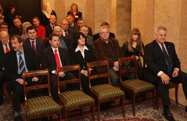 Na uroczystości wręczania potwierdzeń było 17 z 23 radnych. W tym prezydent Maciej Kobyliński, który sam usiadł w pierwszym rzędzie.