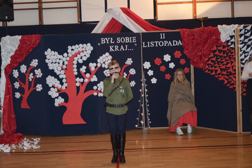 Patriotyczne widowisko w Zespole Szkół w Szewnie [ZDJĘCIA, wideo]