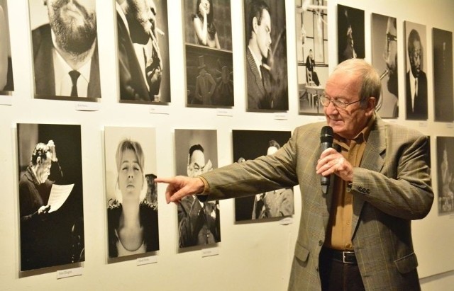 Andrzej Dąbrowski podczas wystawy swoich zdjęć w Domu Środowisk Twórczych w Kielcach w 2017 roku.