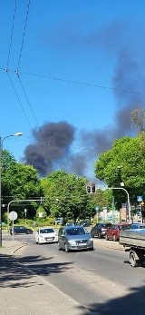 Kłęby dymu w okolicach zakładu ArcelorMittal w Świętochłowicach - trwa akcja gaszenia pożaru