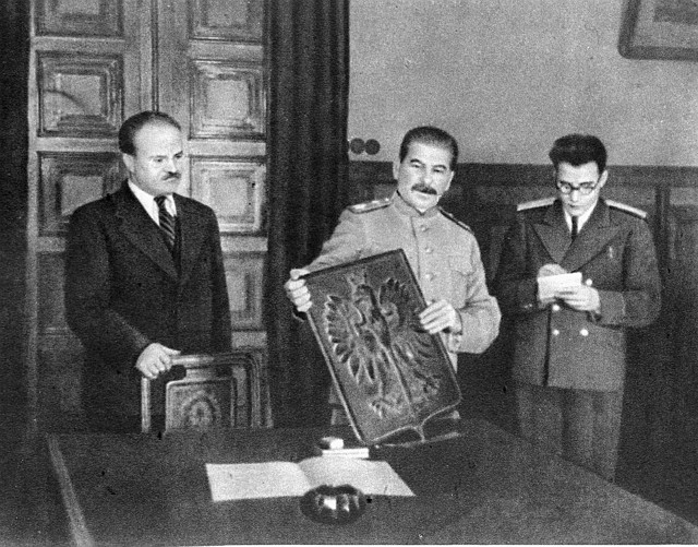 Stalin udawał, że rzeczowo zajmuje się problemem. Zadzwonił nawet do swojego oficera z pytaniem, czy wszyscy polscy oficerowie zostali zwolnieni.