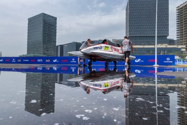 Bartłomiej Marszałek jest pierwszym w historii Polakiem startującym w wodnej Formule 1, najbardziej prestiżowej i widowiskowej klasie wyścigów motorowodnych na świecie. Ale udział w tegorocznej Grand Prix Chin nie będzie wspominał najlepiej...