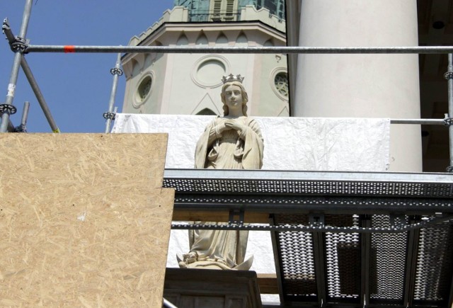 Odnowiona zostanie też figura Maryi stojąca obok świątyni