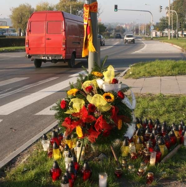 Na skrzyżowaniu alei Solidarności i ul. Świętokrzyskiej w Kielcach wciąż płoną znicze.