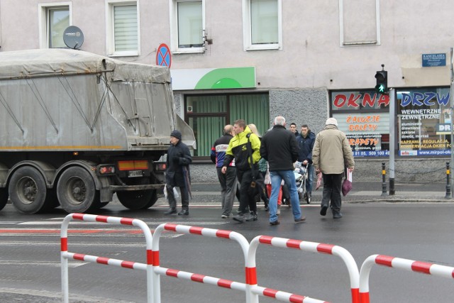 Kierowcy nie są bez winy, bo często wjeżdżają na krzyżówkę na pomarańczowym świetle.