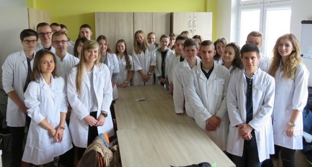 Młodzież z liceum imienia Juliusza Słowackiego podczas pierwszych zajęć w szpitalu wojewódzkim. W sumie z możliwości podglądania pracy lecznicy skorzysta niemal 70 młodych ludzi.